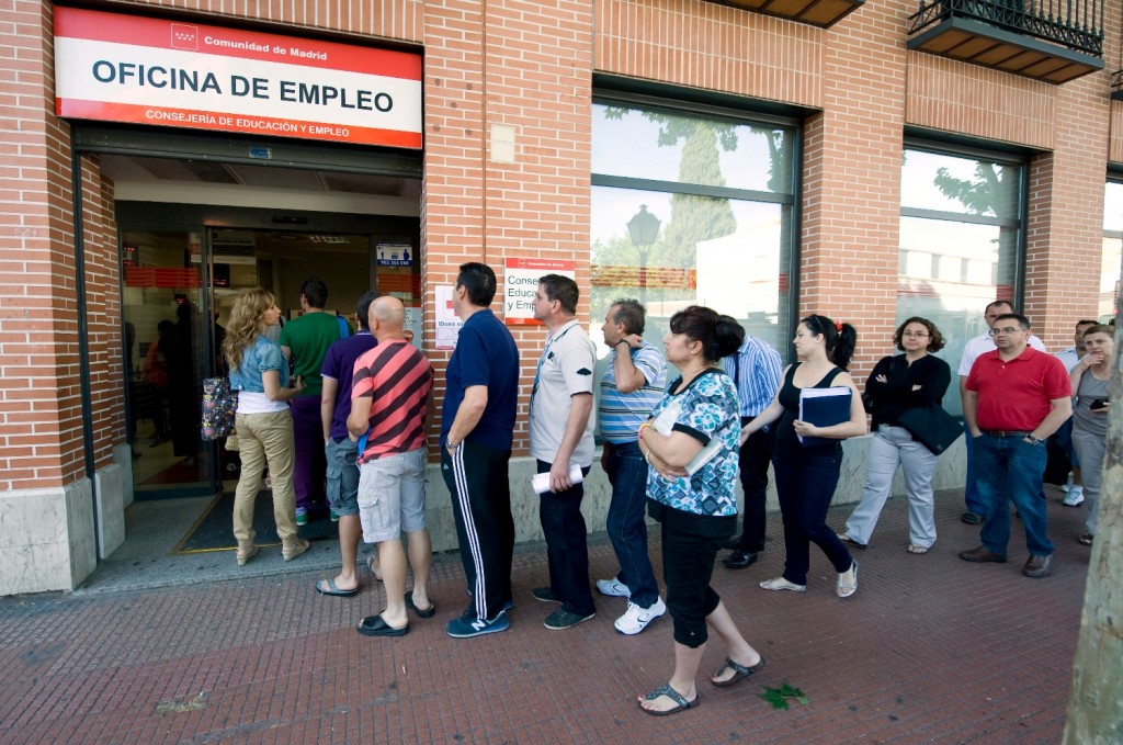 NAC04. ALCALÁ DE HENARES (MADRID), 04/06/2012.- Un grupo de personas hace cola en una oficina de empleo en Alcalá de Henares esta mañana. El número de parados registrados en los Servicios Públicos de Empleo en Madrid bajó el pasado mes de mayo en 1.577 personas, un 0,30 %, y sitúa la cifra de desempleados en 529.740 personas, y el desempleo registrado en España bajó en 30.113 personas en mayo con respecto a abril (el 0,63 %) y suma ya dos meses de descensos, según ha informado hoy el Ministerio de Empleo y Seguridad Social. EFE.Fernando Villar